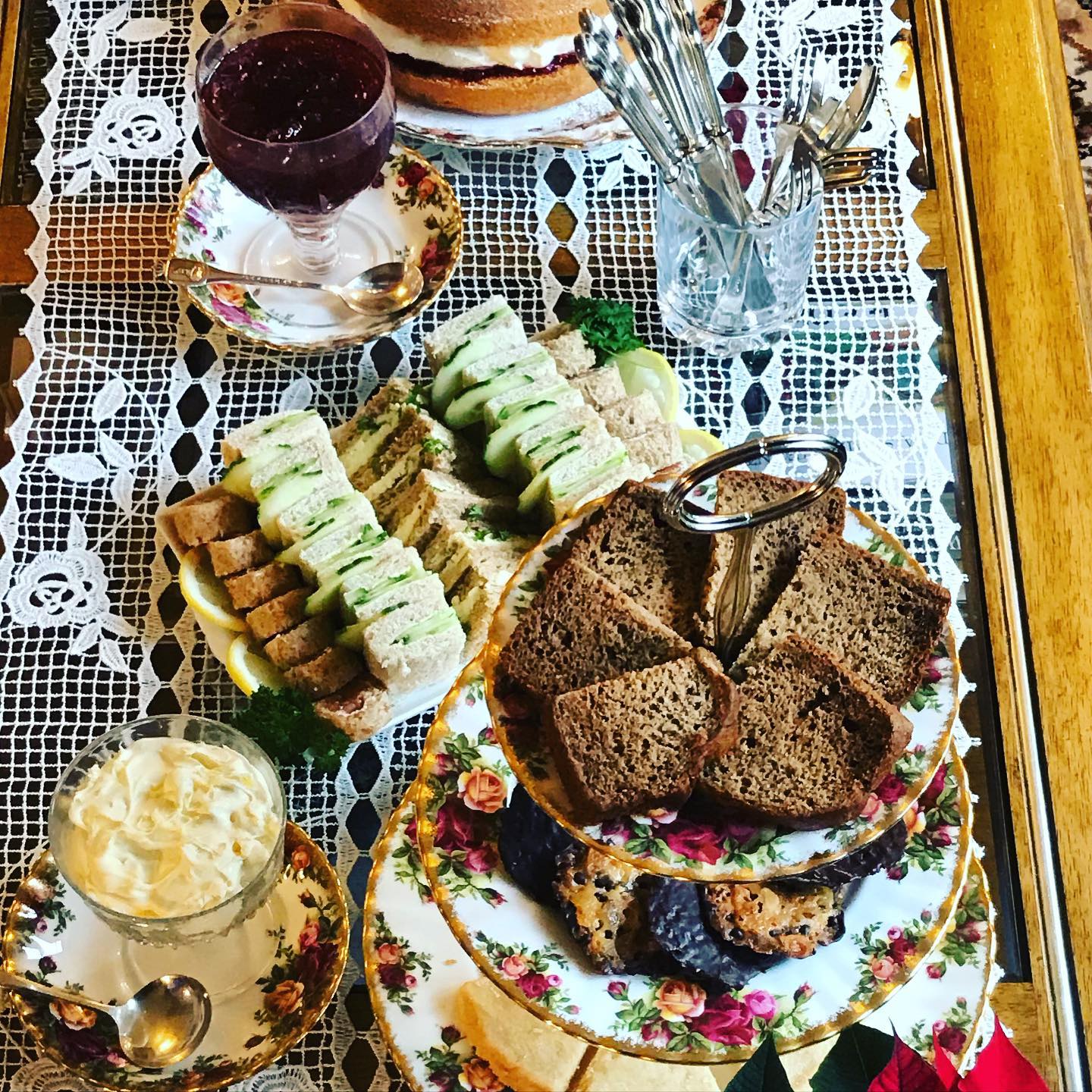 What a morning! A lesson about how to make a proper afternoon tea at wonderful mrs Giuliana Orme’s place. She’s a great teacher and a lovely host. #enturistilondon #afternoontealessons